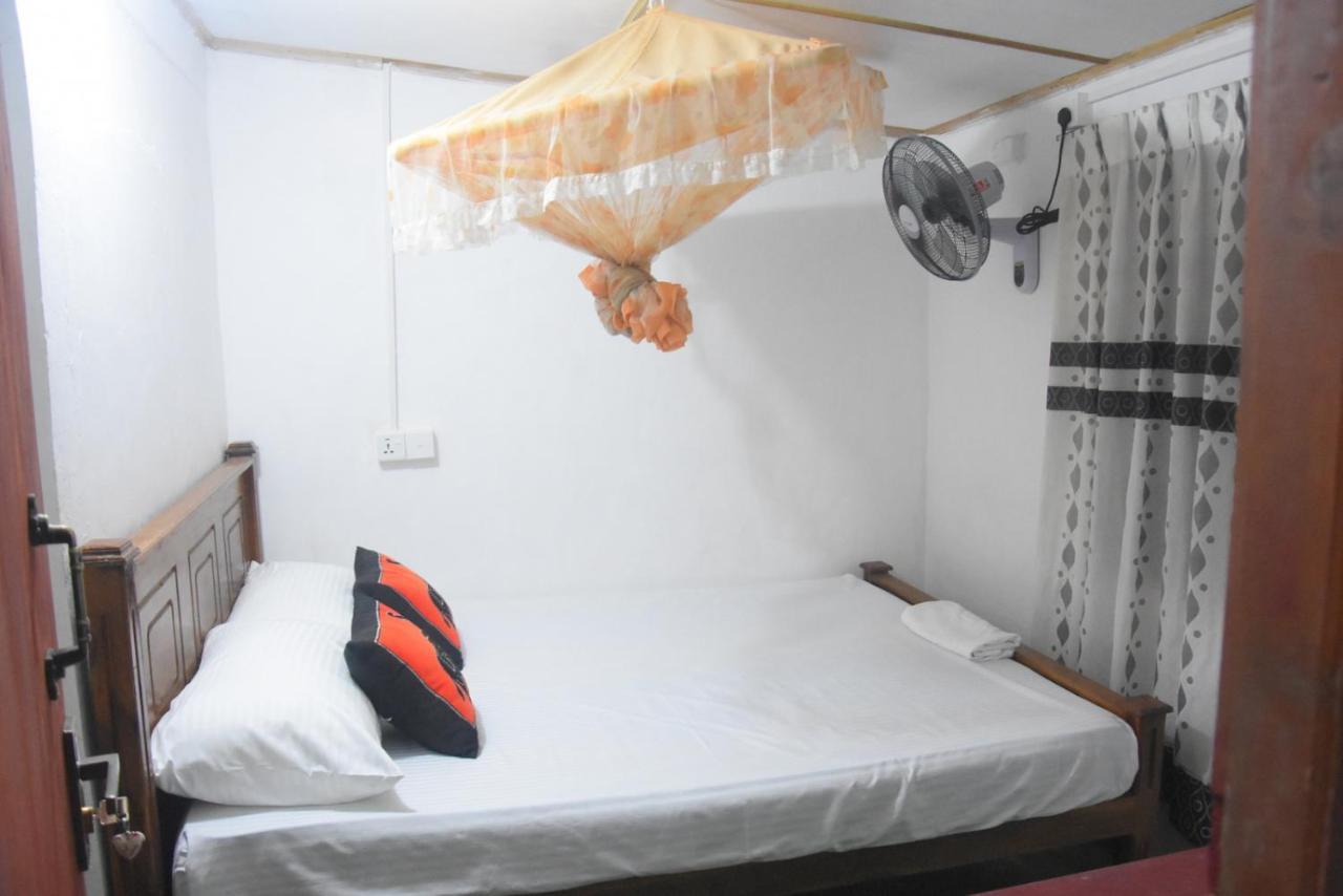 Meera Homestay & Guest House أنرادابورام المظهر الخارجي الصورة