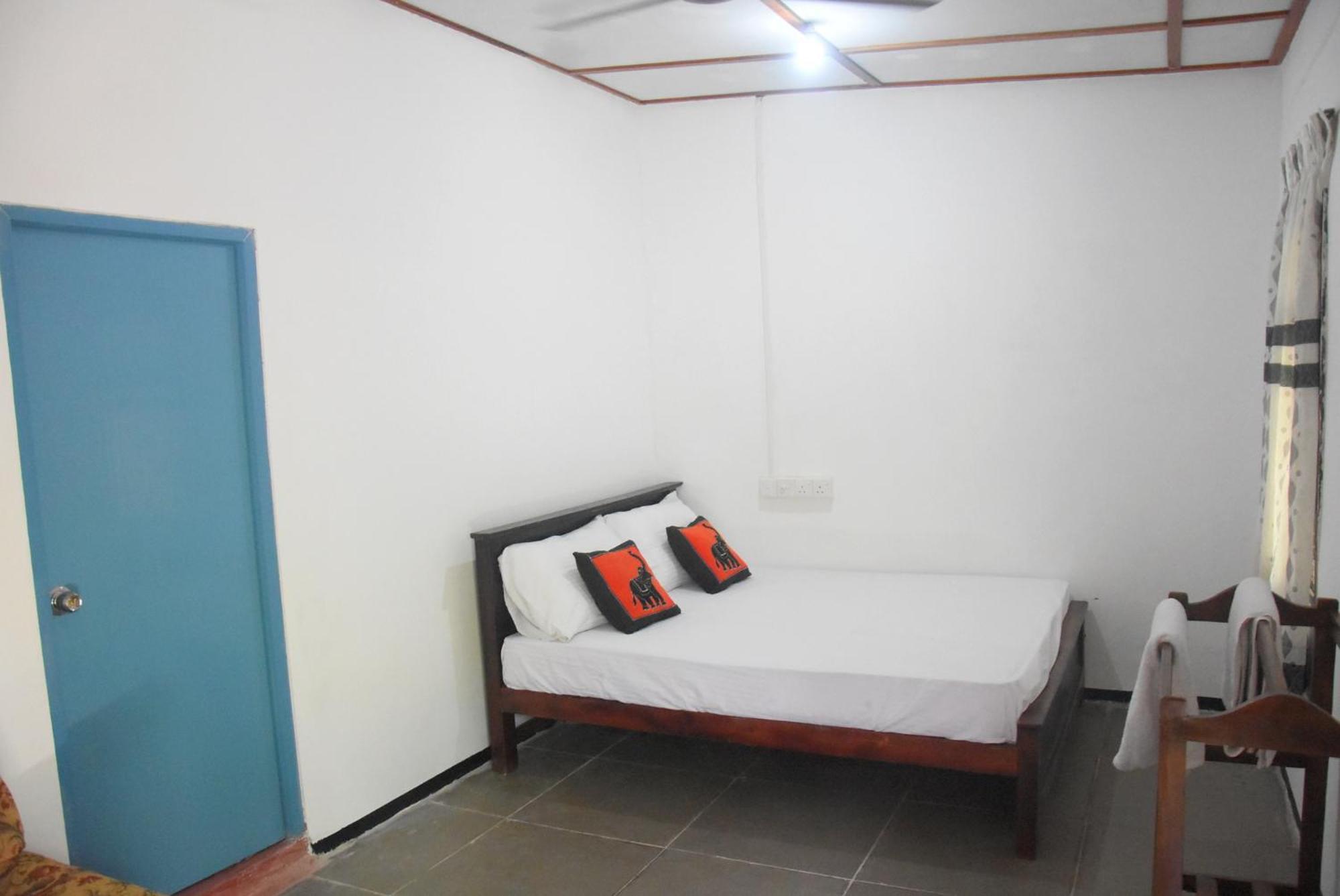 Meera Homestay & Guest House أنرادابورام المظهر الخارجي الصورة