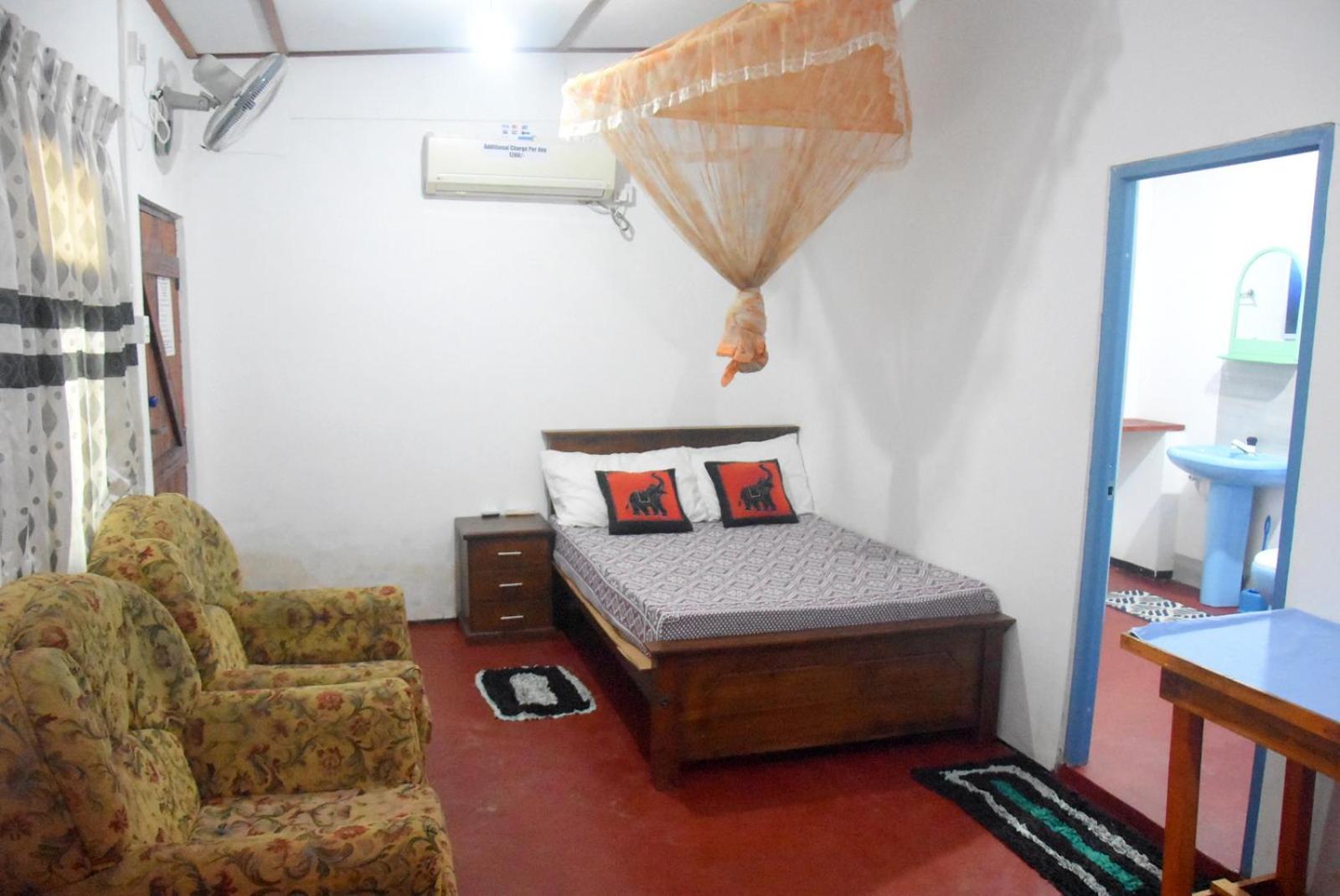 Meera Homestay & Guest House أنرادابورام المظهر الخارجي الصورة