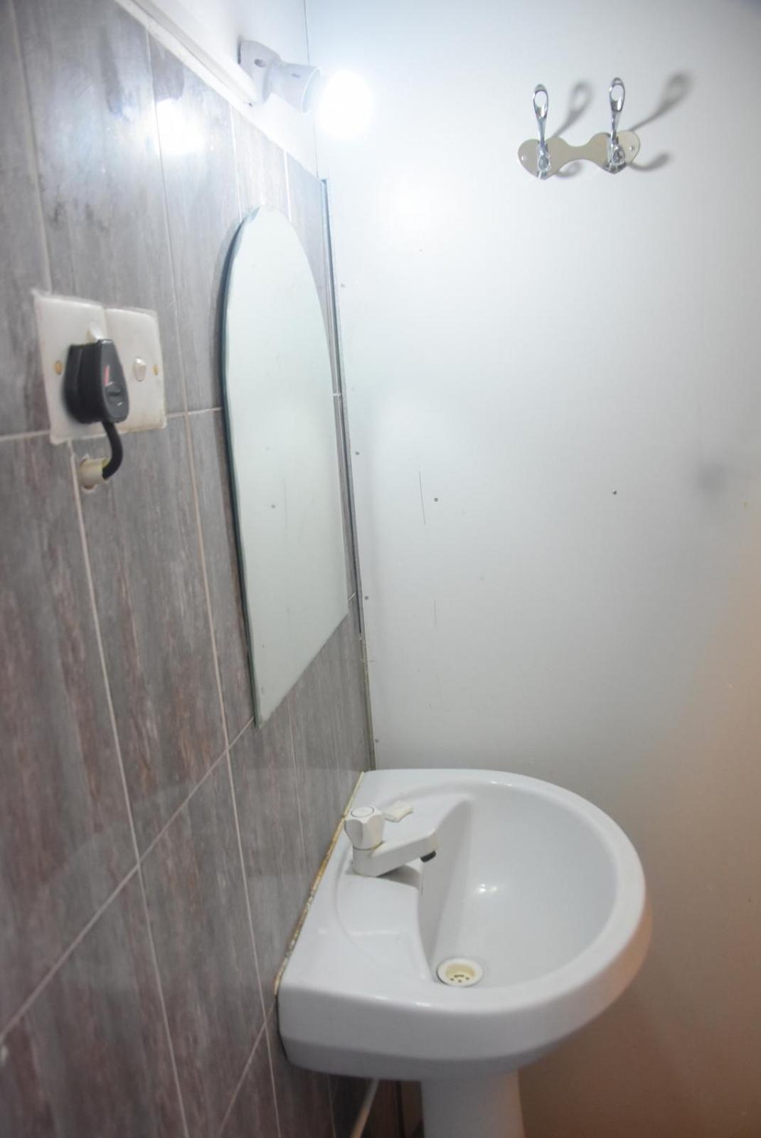 Meera Homestay & Guest House أنرادابورام المظهر الخارجي الصورة